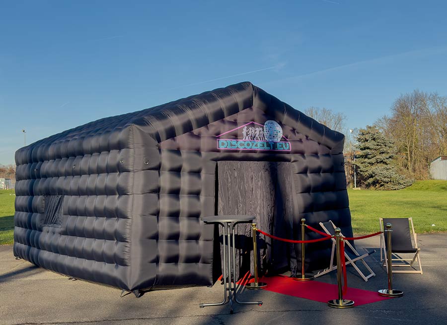 Aufblasbares Discozelt bei einer Feier